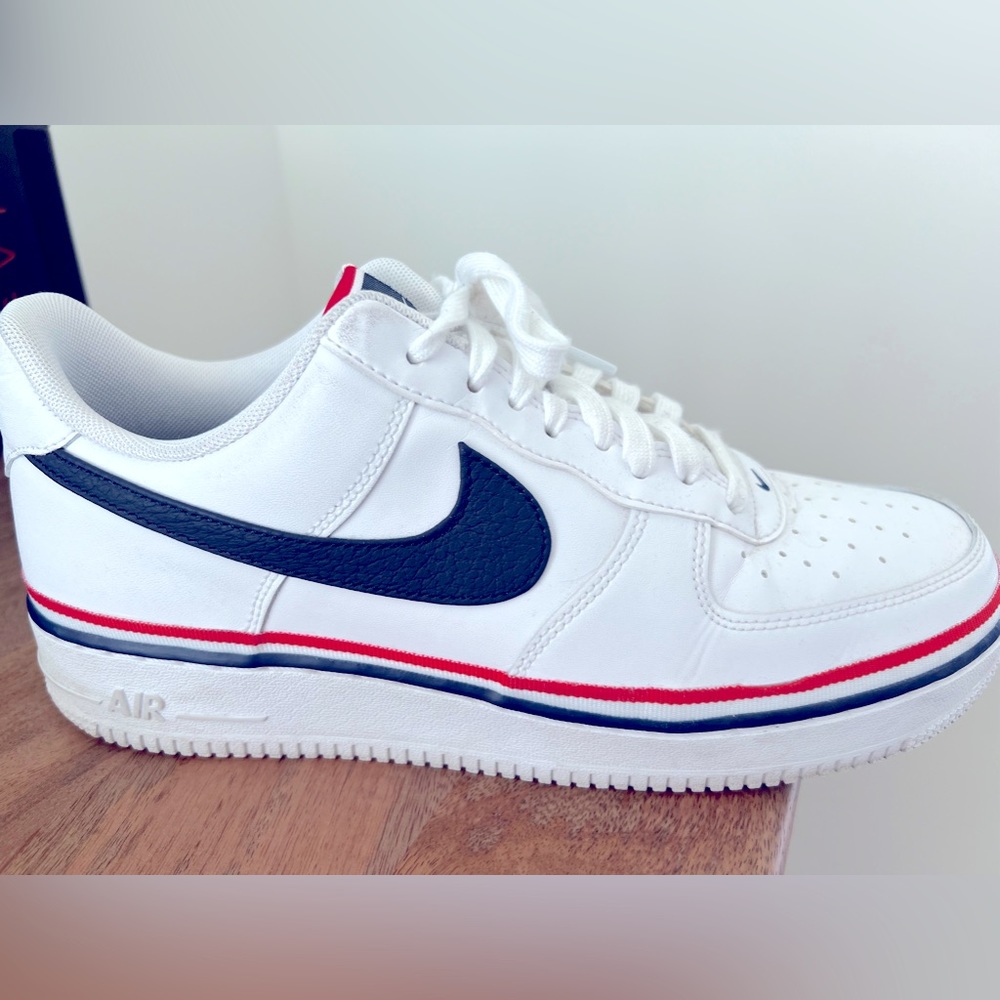 Like New! Nike Air Force 1’s. Men’s size 10.